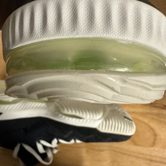 Nike LeBron 16 Black and Green Athletic Shoes. New - Picture 4 of 7